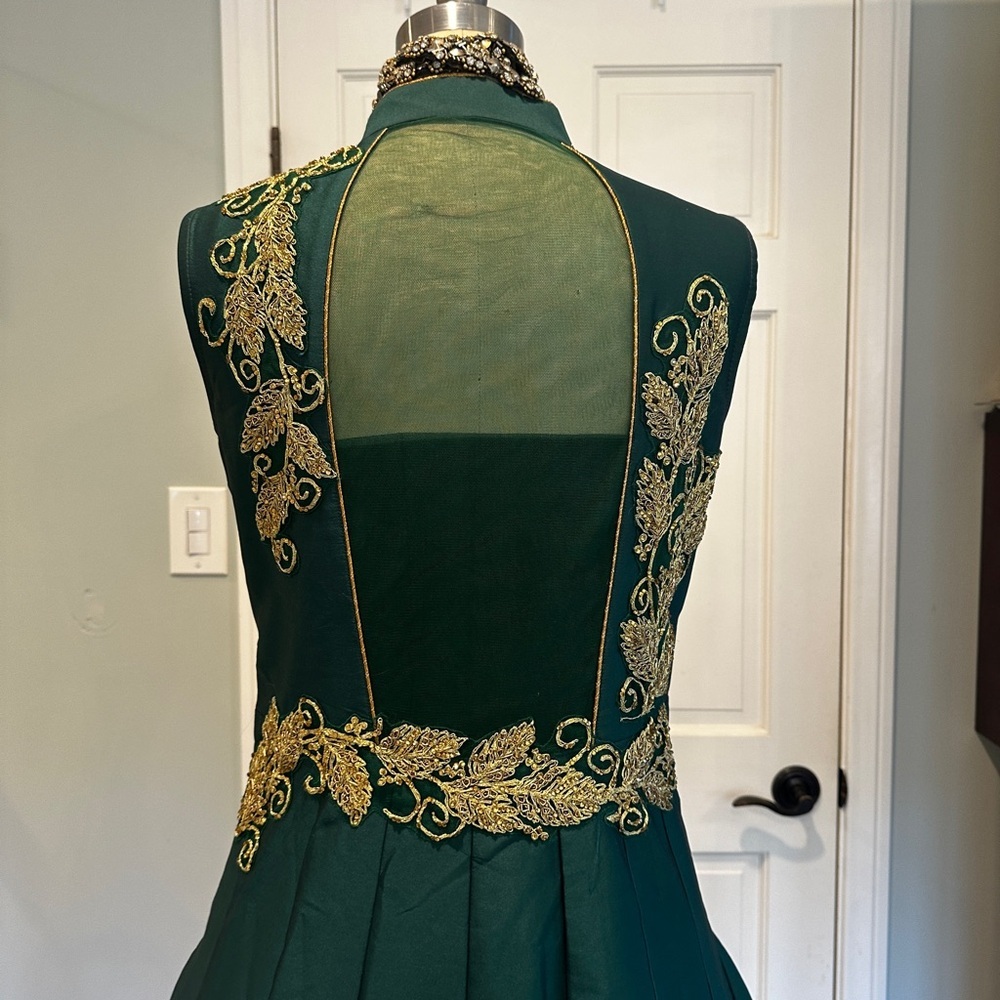 Beautiful emerald green custom made Indian bridal gown - Picture 6 of 13